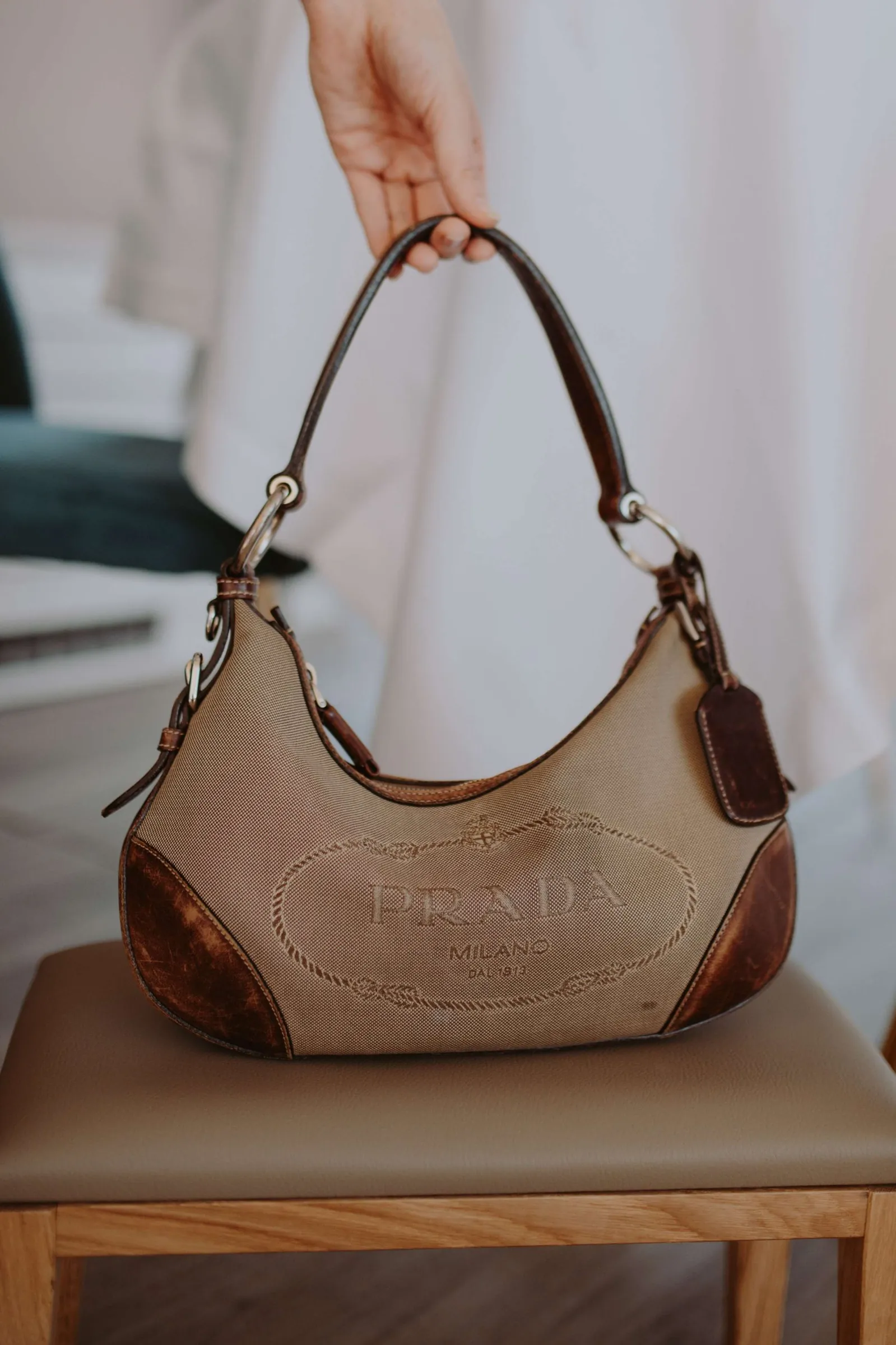 Una borsa appoggiata sul pouf accanto al tavolo