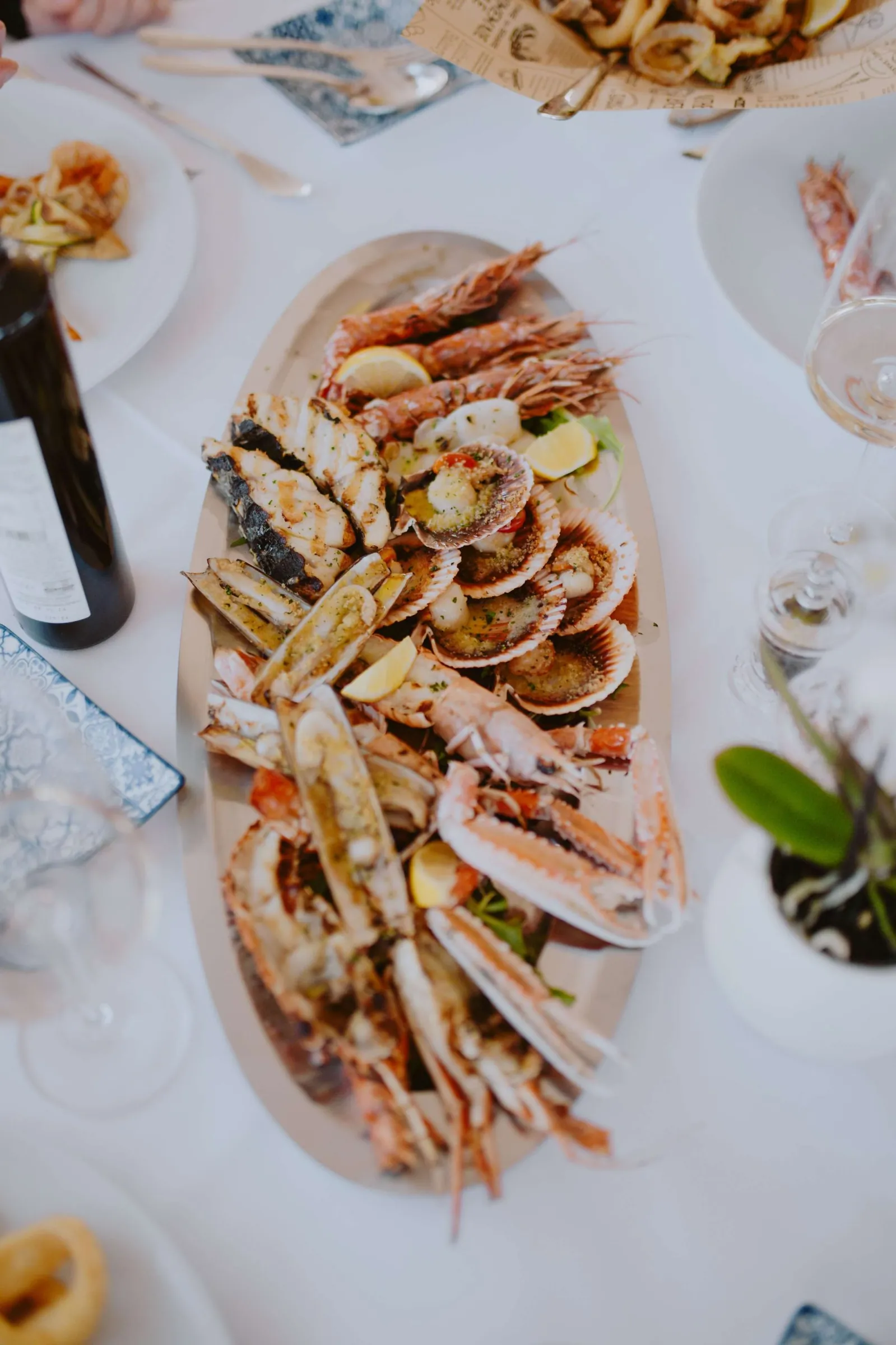 La grigliata di mare servita su un grande piatto da condividere