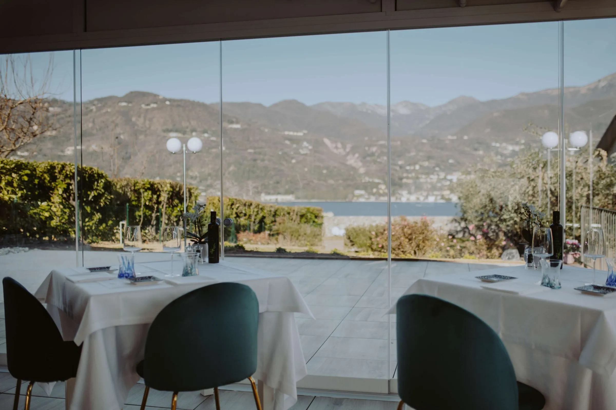 La sala di Da Fabio e Naty con la vetrata sul lago e le colline di San Felice