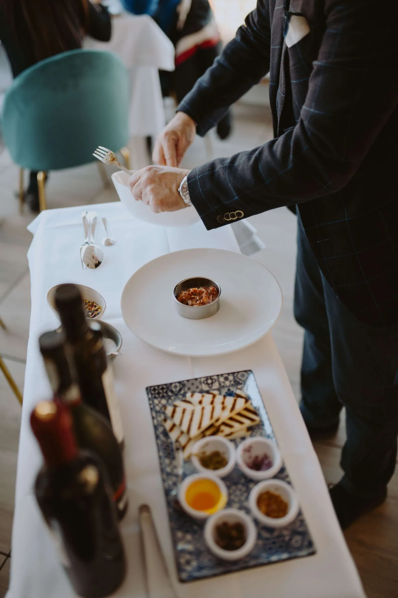 Fabio porta al tavolo i condimenti per la tartare