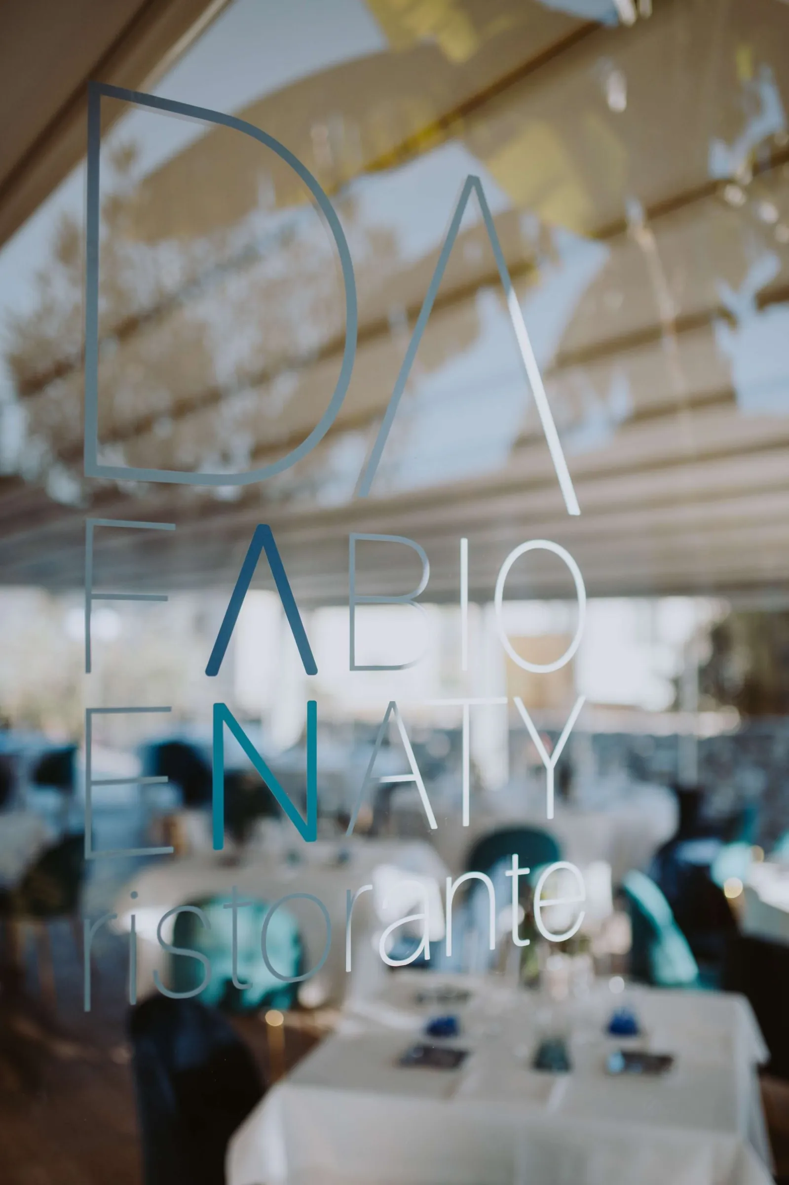 Il logo Da Fabio e Naty sulla vetrata d'ingresso